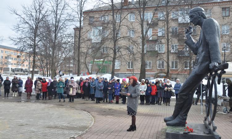 Березниковцы читают стихи у памятника Решетову