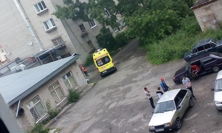 Мужчина упал с крыши пристроя к дому 174 по ул. Ломоносова