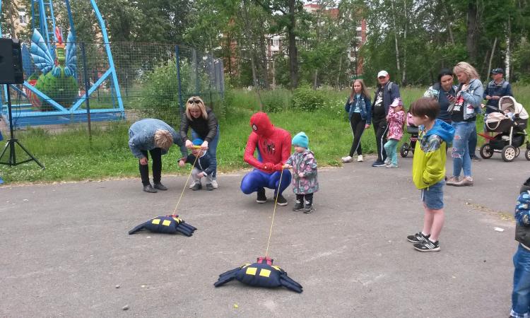 Развлекать малышей в городской парк прилетел Человек-Паук