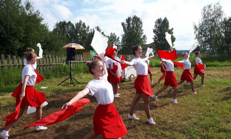 Детские танцевальные коллективы поздравили селян