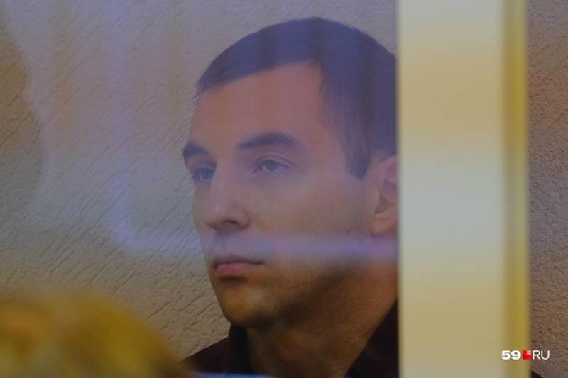 Илья Кузьмин наблюдает за процессом из закрытого стеклянного бокса. 