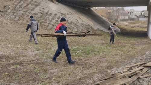 assets/resourceimages/48200/aleksej-sidorov-aktivno-vklyuchilsya-v-ubrku-territorii-na-ul.-sverdlova-(1).jpg