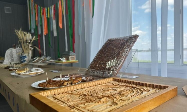 Почти 500 кг пряников съели гости фестиваля. Самых разных: с рябиной, черникой, имбирём или без начинки, зато в виде наличников, матрёшек, солнышек, домиков и других милых русскому сердцу сюжетов.