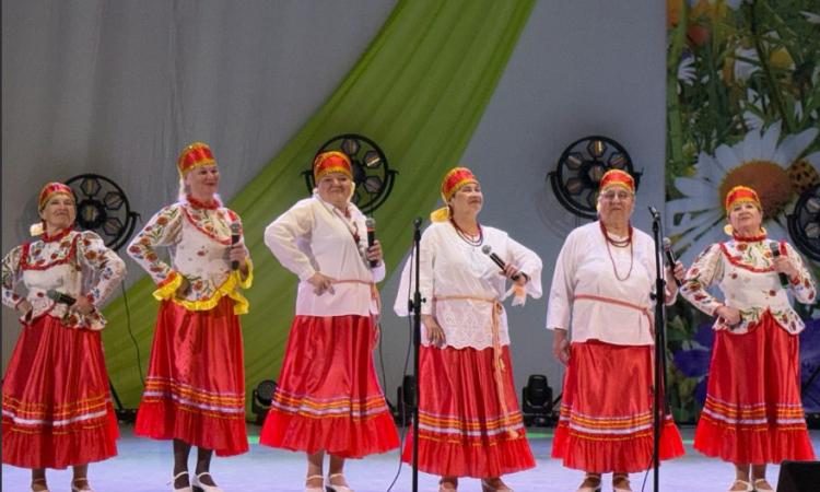 Лихие казачки в исполнении ветеранов-педагогов