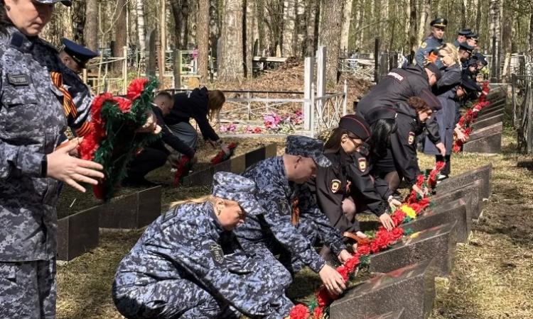Возложение венков к могилам павших воинов 