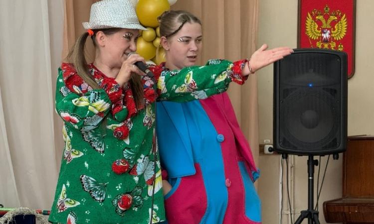 Ярким праздником лета завершилась первая смена в школе №5 (корпус в шк. №14). К ребятам пришли артисты театра дрессированных животных «Артемон».