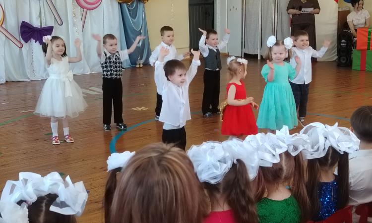Маленькие артисты порадовали зрителей своими танцевальными номерами.