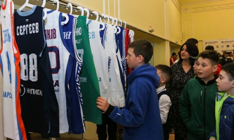 Майки выпускников клуба «Калий-Баскет», играющих за разные клубы России