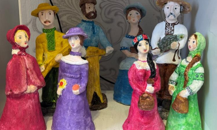 Глиняные творения Светланы Николаевны стоят, как живые. Каждый персонаж – со своим характером