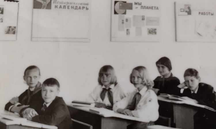 1970-е гг. Эти фото из Гагаринской школы, сейчас просто школа №24. Была пионером, всё как обычно. Сейчас моя дочь дружит с дочерью моей одноклассницы, хотя класс у нас недружный был.