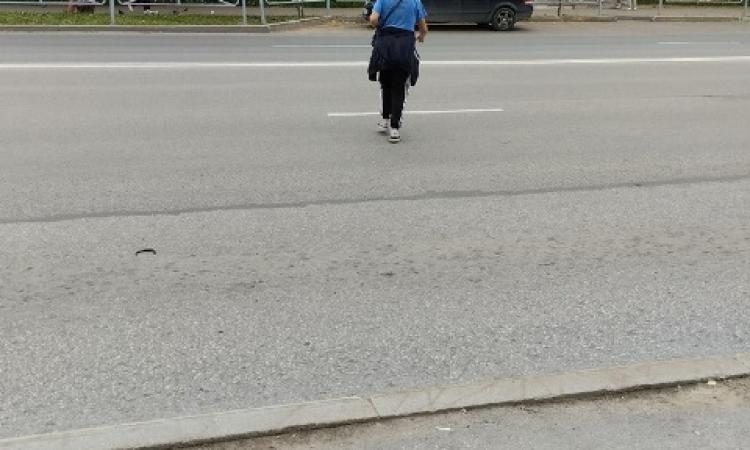 Первострой, женщина бежит через дорогу.