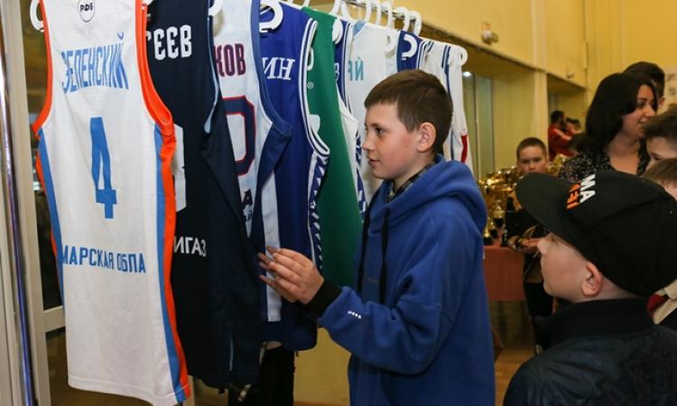 Майки выпускников клуба «Калий-Баскет», играющих за разные клубы России