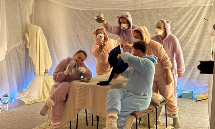 Сцена напоминает «штабик», какие мы строили в детстве из стульев и одеял. В этом домике всегда хорошо, интересно и безопасно. Спектакль подкупает особой ламповостью, уютом, невероятной близостью зрителей и артистов. 