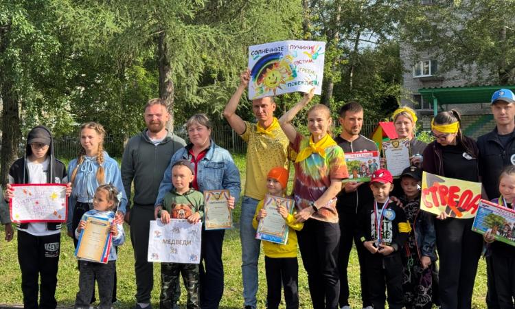 Участники фестиваля нарисовали яркие плакаты с названиями команд
