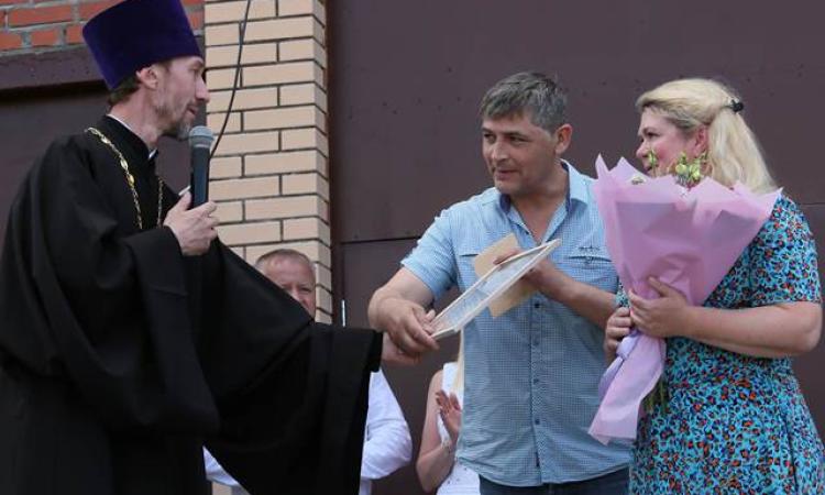 Отец Сергий поздравляет Павла Богатырева и Юлию Строкину