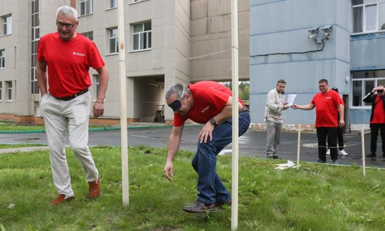 Станция квеста «Бурелом». Важны работа в команде, ведь лабиринт пришлось проходить вслепую. На фото Евгений Бельтюков и Сергей Ситдиков