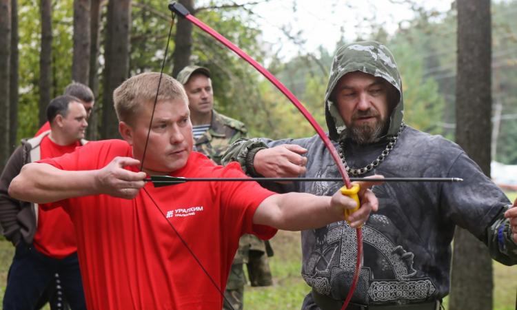 Шахтёры посоревновались в стрельбе из лука. На фото Сергей Ваганов, СКРУ-3