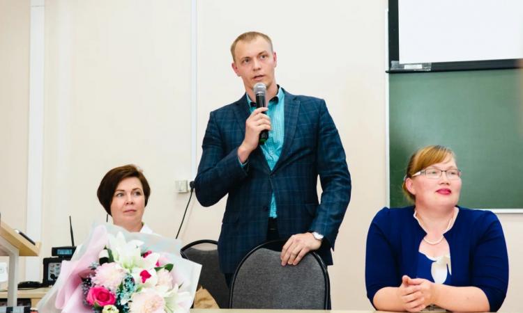 Ребят поздравляет Анатолий Кравченко, главный инженер сильвинитовой обогатительной фабрики СКРУ-1