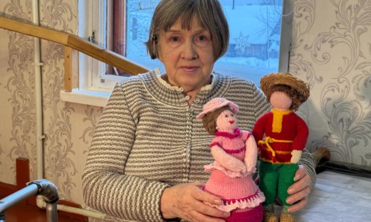 Светлана Ситчихина с вязаными куклами 