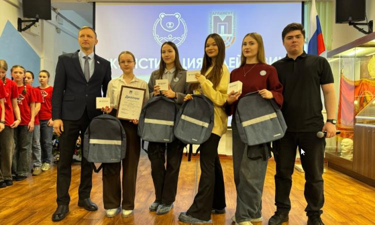 Победители турнира – команда гимназии № 9 с Андреем Андрей Плесковским (крайний слева) и Алексеем Мазихиным (крайний справа)