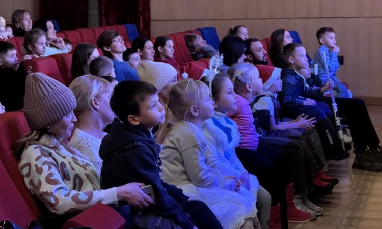 . Маленькие зрители в зале