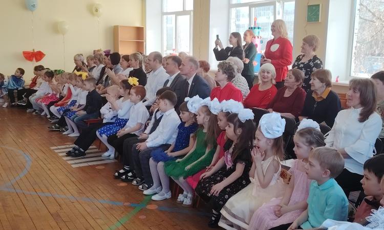 Полон зал гостей