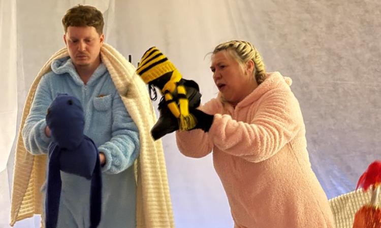 В постановке сплелось множество смыслов, понятных взрослым и детям. Будь то трагедия бельчонка с пушистым хвостиком: его гибель и перерождение. Или Хемуль-лыжник с его метанием между организованностью и свободой. Или Пёс Юнк, который хочет к сородичам-волкам, но не до конца понимает природу и последствия своих желаний.