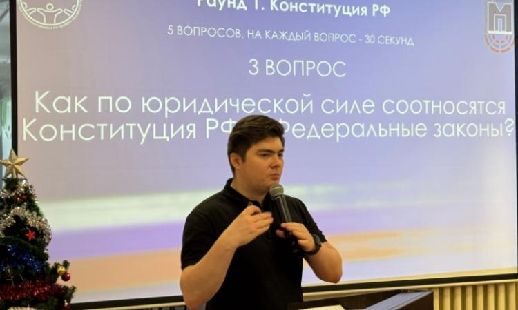 Первый тур. Алексей Мазихин объясняет правила игры