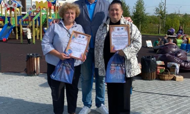 Алексей Пегушин вручил благодарности Елене Вшивковой и Наталье Франк