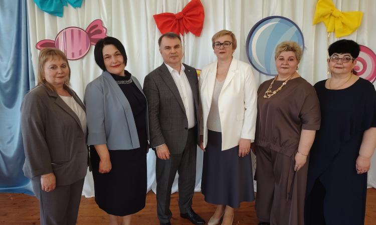 Андрей Силаев поздравил коллектив детсада и его руководителя Марину Петрову с юбилеем.  