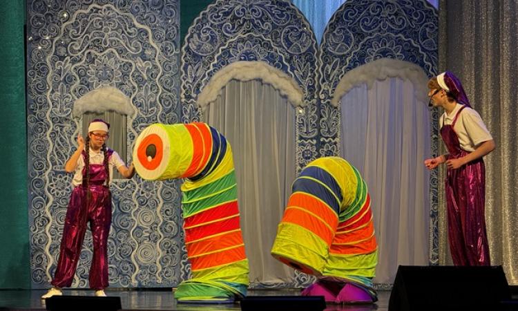 Весёлые пружинки любят игры и конфеты 