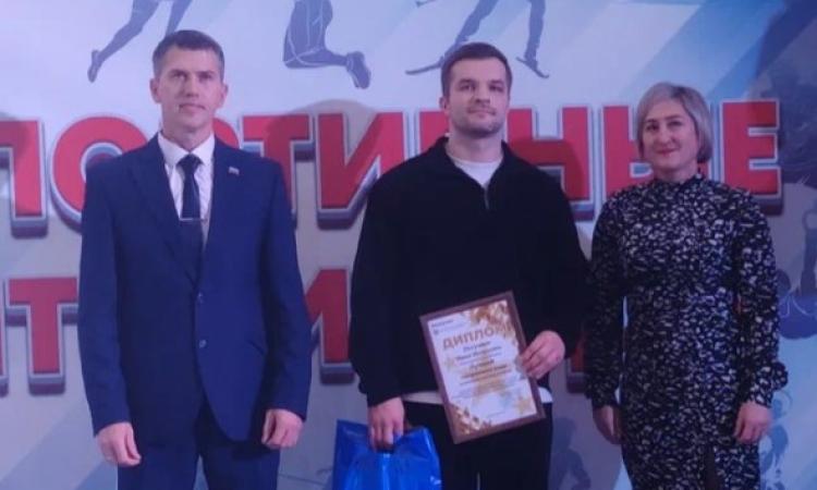 Депутат Андрей Мусский (слева) вручил награды лучшему березниковскому спортсмену-2025 Ивану Пегушину (в центре) и поздравил его тренера Ольгу Клинову