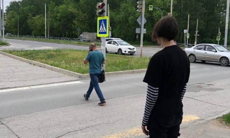 Саша Моховиков удивлён, что взрослый человек нарушает правила - на светофоре горит красный