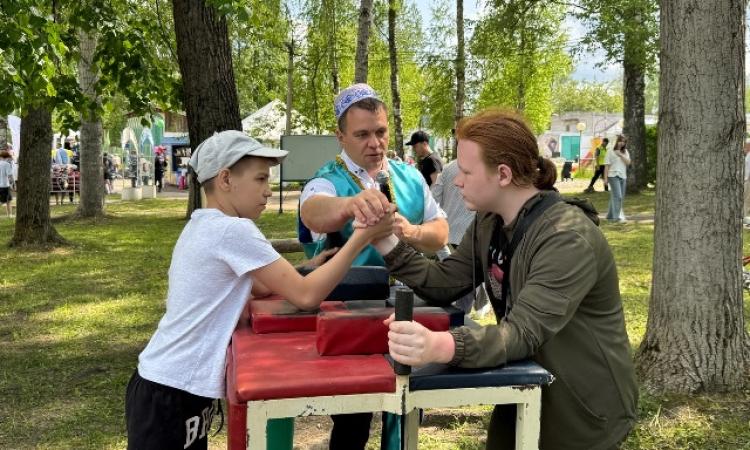 Состязания в армрестлинге