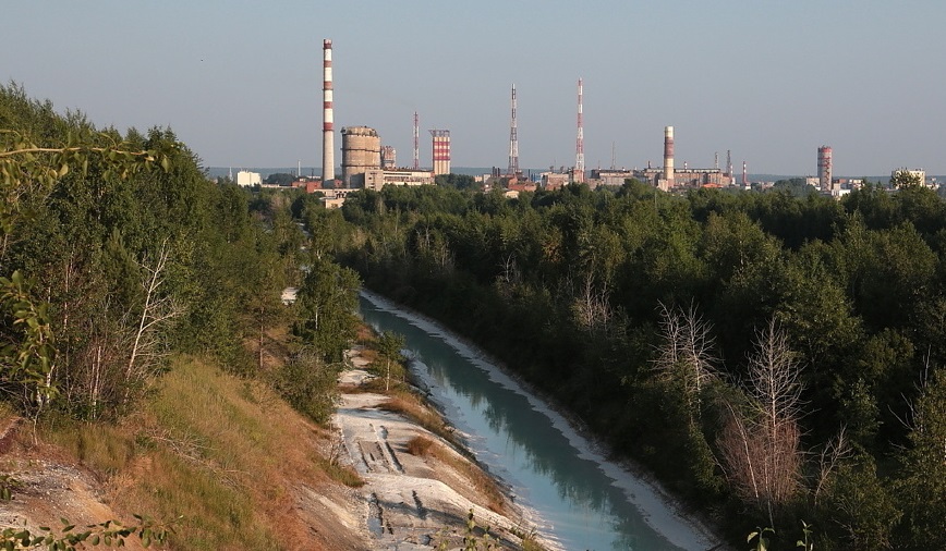 Завод у реки