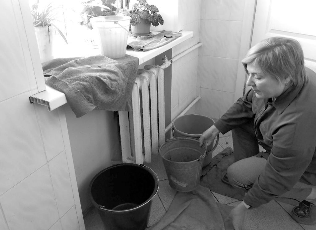 течет крыша. потекла крыша из за сосулек. фото стены торец дома зимой. протекает крыша. крыша многоэтажного дома.