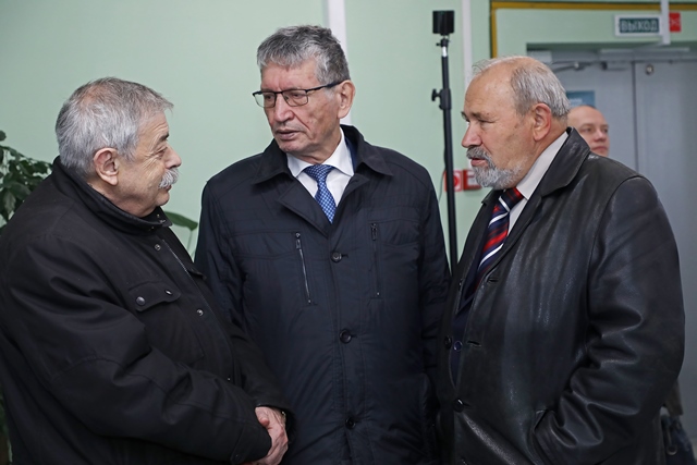 Глава Ассоциации эерегетиков Западного Урала Данир Закиров (на фото в центре) - один из центральных спикеров конференции