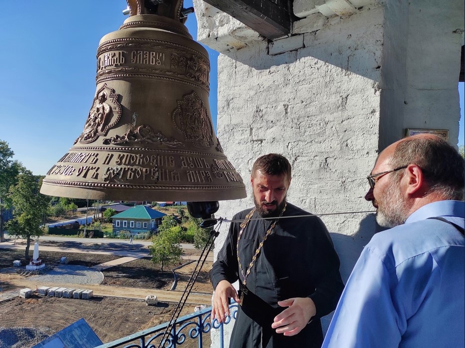 На фото: профессор С. Кузнецов (справа) и иерей З. Джанаев на колокольне храма Похвалы Пресвятой Богородицы (п. Орёл)