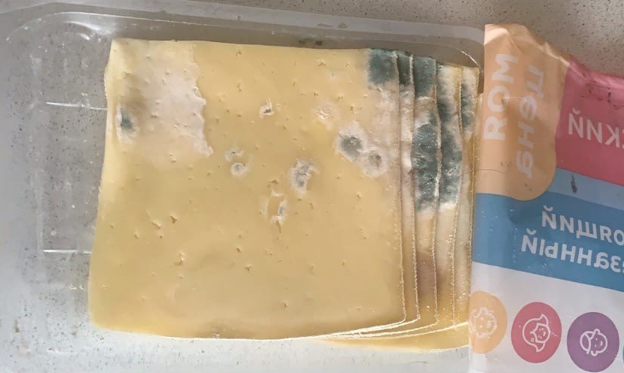 Фото сыра с плесенью опубликовала возмущенная покупательница 