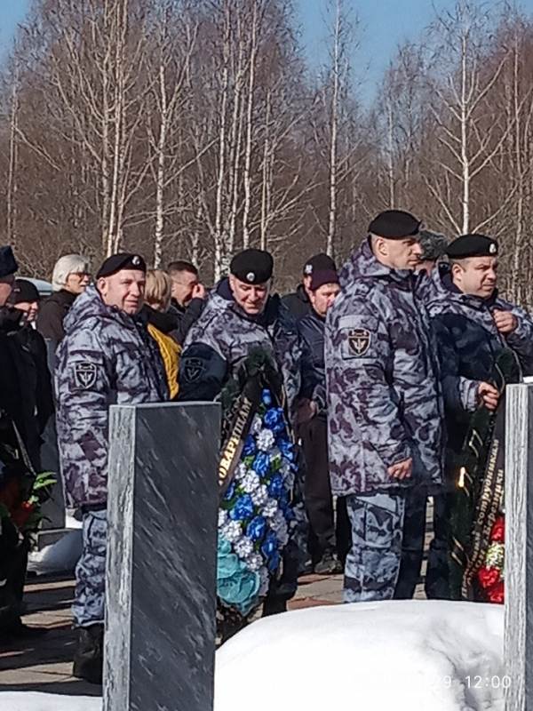 памятник пермскому омону. омон под харьковом. колонна омона разбитая на украине. владимирский омон колонна. омон под харьковом.